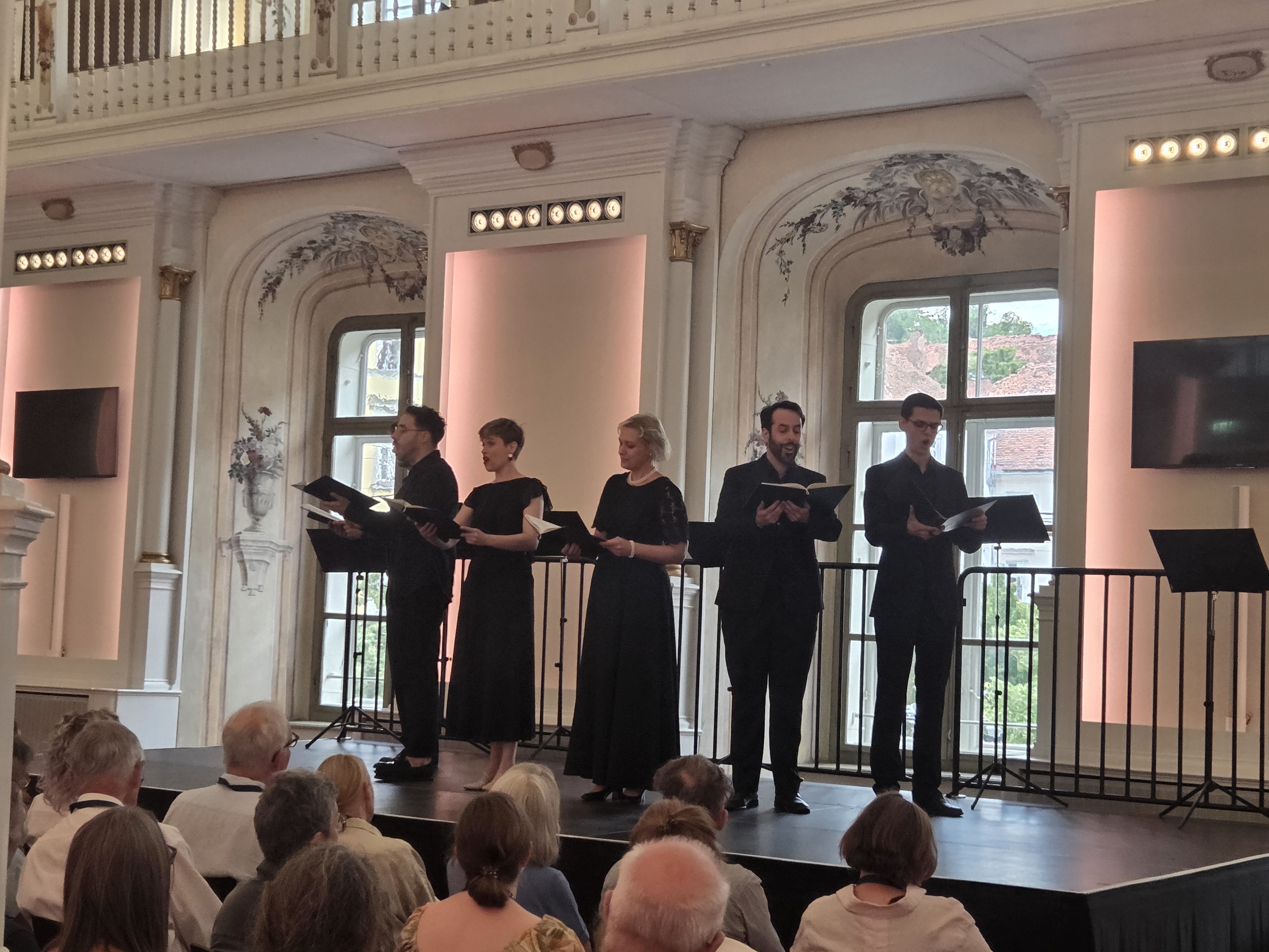 Chor singt in festlichem Saal in Wien