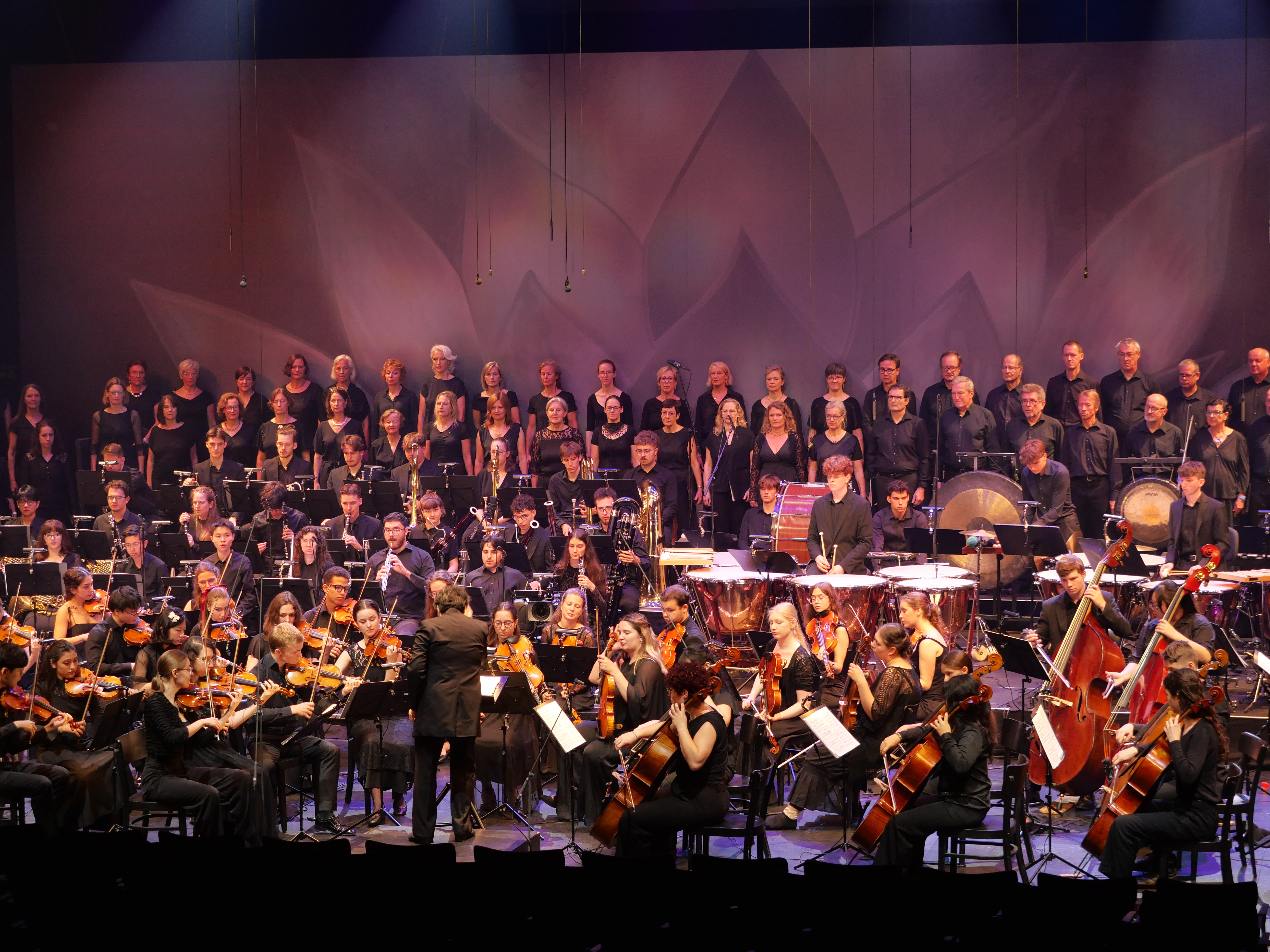 Orchester und Chor bei einem Konzert im Festspielhaus Bregenz mit vielen Musikerinnen und Musikern