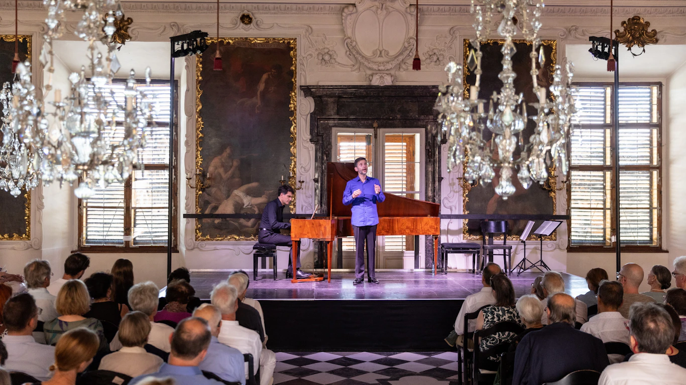 Konzert im Schloss Mirabell Salzburg mit Pianist und Sänger vor Publikum